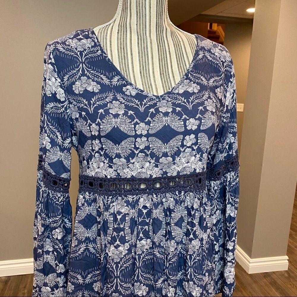 Patrons of Peace Blue Floral Flutter Sleeve Tunic - Picture 2 of 9